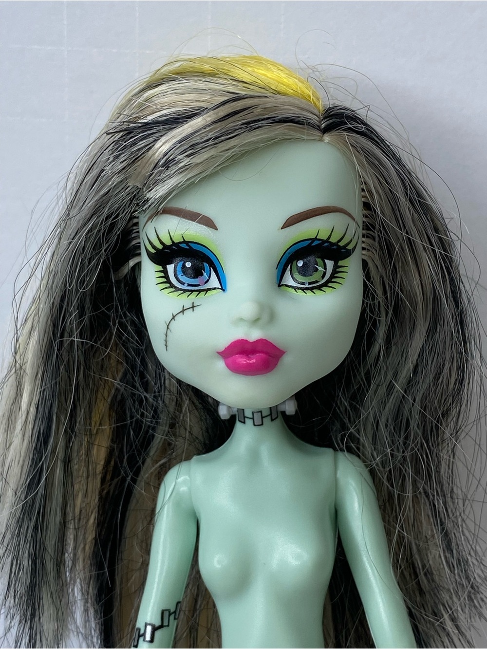 Monster High Original Generation 1 Picnic Casket
Frankie Stein Fashion Doll